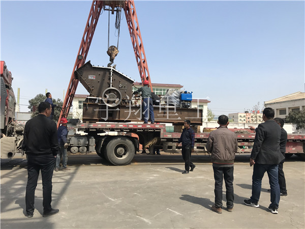 發(fā)往重慶液壓開(kāi)箱制砂機(jī)現(xiàn)場(chǎng)